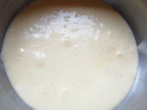 加入玉米油翻拌均匀。