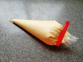 翻拌好的蛋糕糊装进裱花袋。