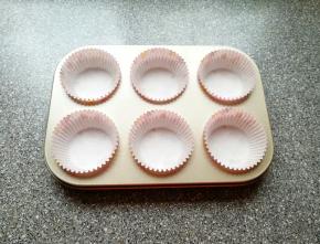 六连模里面放入纸托。