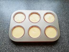 挤入准备好的蛋糕糊，八分满即可。