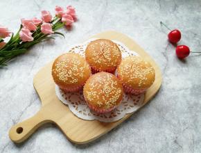 一连吃了两个。