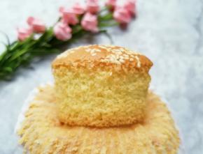 撕开纸杯看看，蛋糕里面组织细腻，超级好吃哦！