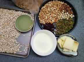 材料准备好，干果我是用了花生，巴旦木，榛子，果干用的葡萄干和蔓越莓干。这些东西比较随意，大家喜欢吃哪种就放哪种。把干果那些放入烤箱70℃保温
