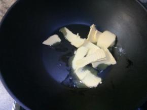 不粘锅小火加热，放入黄油融化，然后倒入水饴混合均匀