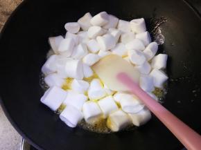 放入棉花糖炒至完全融化
