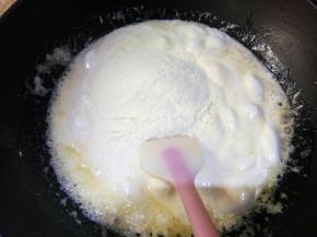 棉花糖融化后马上关火，放入奶粉迅速搅拌均匀