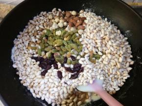 把干果和米花一起放进去