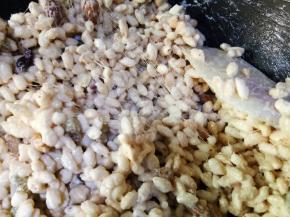 刮刀大致搅拌均匀，然后先放着它