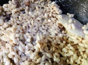 刮刀大致搅拌均匀，然后先放着它