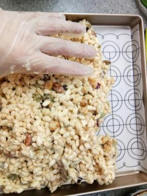 等摸着锅里的混合物不太粘手了就转移到铺了硅胶垫的烤盘里