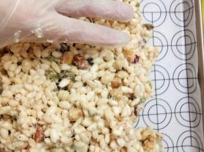 等摸着锅里的混合物不太粘手了就转移到铺了硅胶垫的烤盘里