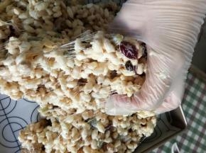 开始揉吧，揉的越多牛轧糖越有弹性，材料混合越均匀。当然不要一直揉到变凉哈。看这拉丝像不像纳豆