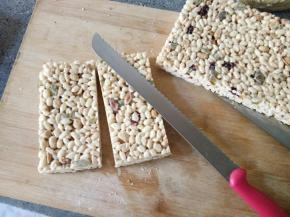 凉了以后用锯齿刀切块