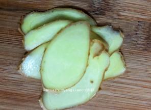 老姜洗刷干净，不用去皮切成薄片备用