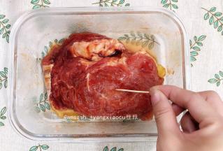 梅菜肉洗干净用厨房纸巾吸干水分，先用牙签在梅花肉上戳上小孔，以便肉更好的入味