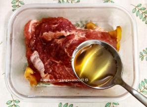 放在保鲜盒同，加入1勺蜂蜜