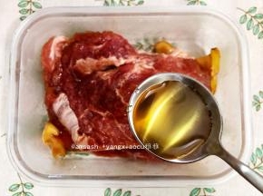 放在保鲜盒同，加入1勺蜂蜜