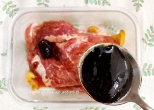 然后加入3勺的叉烧酱