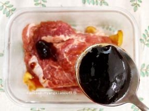 然后加入3勺的叉烧酱