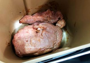 烤至时间停止，戴上防热手套把面包机桶拿出，倒掉桶内的肉汁，把肉翻个面，继续调至30分钟再次烘烤一个程序