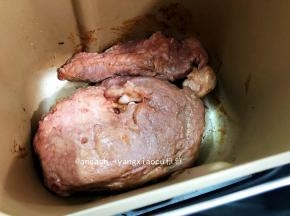 烤至时间停止，戴上防热手套把面包机桶拿出，倒掉桶内的肉汁，把肉翻个面，继续调至30分钟再次烘烤一个程序