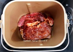 先预热了5分钟之后把肉码在面包机桶内，盖上盖子开始烘烤