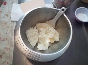 准备做好的米饭，不要过软哟。