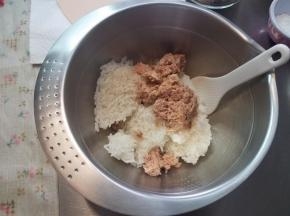 金枪鱼选择油浸金枪鱼罐头就可以，但是要提前沥水。