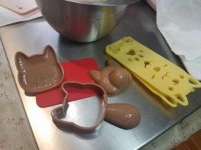 取出搽干净的模具。