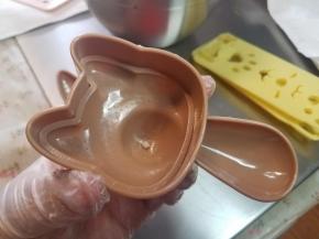 把卡通模具组装好。