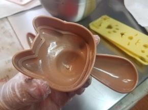 把卡通模具组装好。