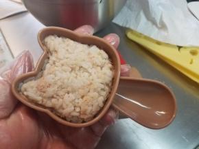 把米饭填满饭团模具。