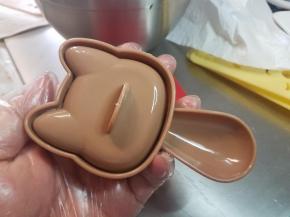 用模具盖子压实米饭。