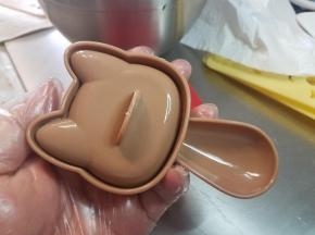 用模具盖子压实米饭。