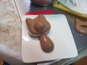 准备一个平的盘子，扣上去。