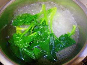 菠菜焯水捞出