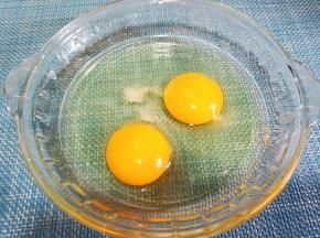 鸡蛋打入容器里放盐