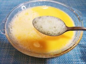用勺子撇去浮沫