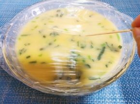 盖上保鲜膜，用牙签扎孔，上锅蒸五分钟。