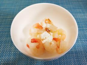 虾仁放料酒，淀粉抓匀，清洗干净。