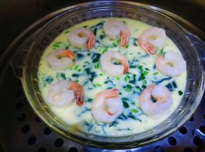 待蛋液表面凝固放上虾仁再蒸五分钟。