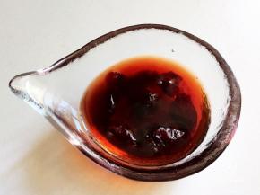 蔓越莓干提前一小时用朗姆酒或温水浸泡。