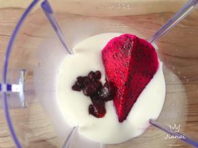 加入火龙果与蔓越莓干。