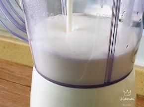 原味酸牛奶加入料理机内。