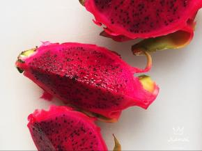 火龙果冲洗干净外皮，对切成四瓣，取其一块。