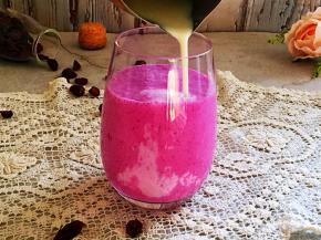 沿杯壁慢慢注入牛奶。