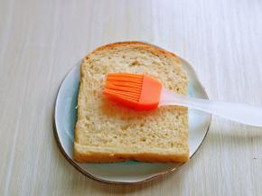 首先将吐司片刷上少许橄榄油。