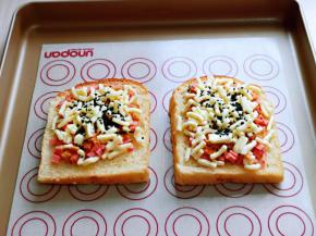 两个依次做好，撒上黑芝麻，放烤盘中。