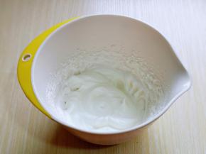 蛋白里滴两滴白醋，启动电动打蛋器打至鱼眼泡，加入糖，打发即可。