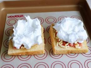 打发的蛋白放在吐司上，不需要弄的平整，有点棱角才好看。